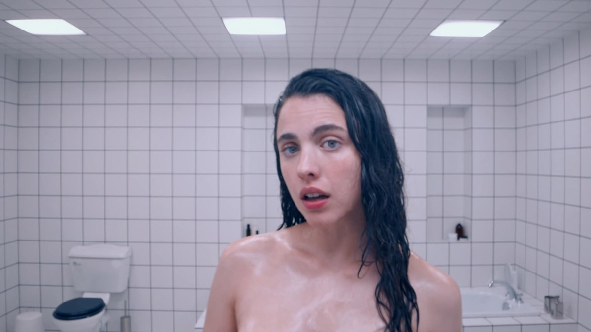 la sustancia-2024-Margaret Qualley espejo