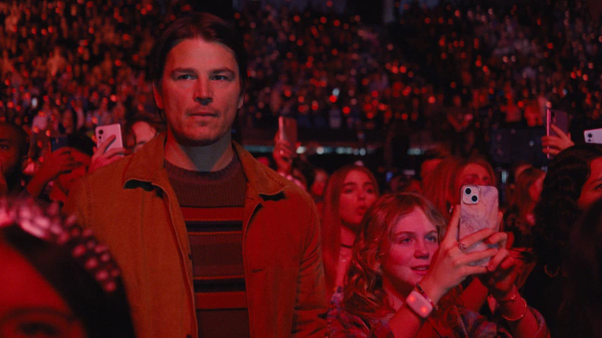 la trampa-2024-Josh Hartnett y Ariel Donoghue concierto luz roja